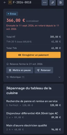 Une facture émise sur téléphone, avec la date du prochain rappel et les boutons Mettre en pause et Relancer.