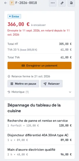 Une facture émise sur téléphone, avec la date du prochain rappel et les boutons Mettre en pause et Relancer.