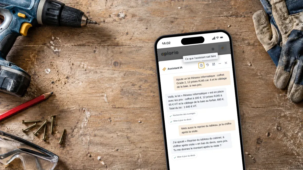 L’assistant IA d’Aplorio corrige un devis, sur un téléphone posé sur une table de chantier.