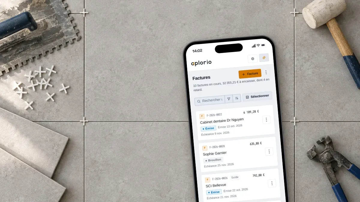 Sur un carrelage tout juste posé, entre la spatule crantée et les croisillons, un téléphone ouvert sur les factures Aplorio.