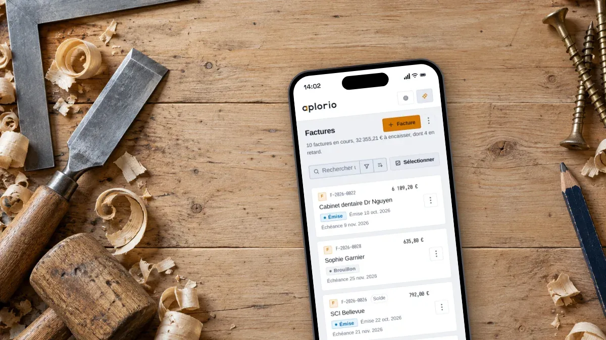 Sur les planches, entre l’équerre et le ciseau à bois, un téléphone ouvert sur les factures Aplorio.