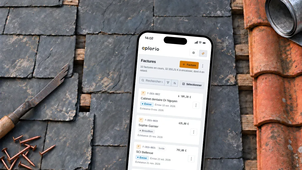 Posé sur les ardoises, à côté des tuiles et du rouleau de zinc, un téléphone ouvert sur les factures Aplorio.