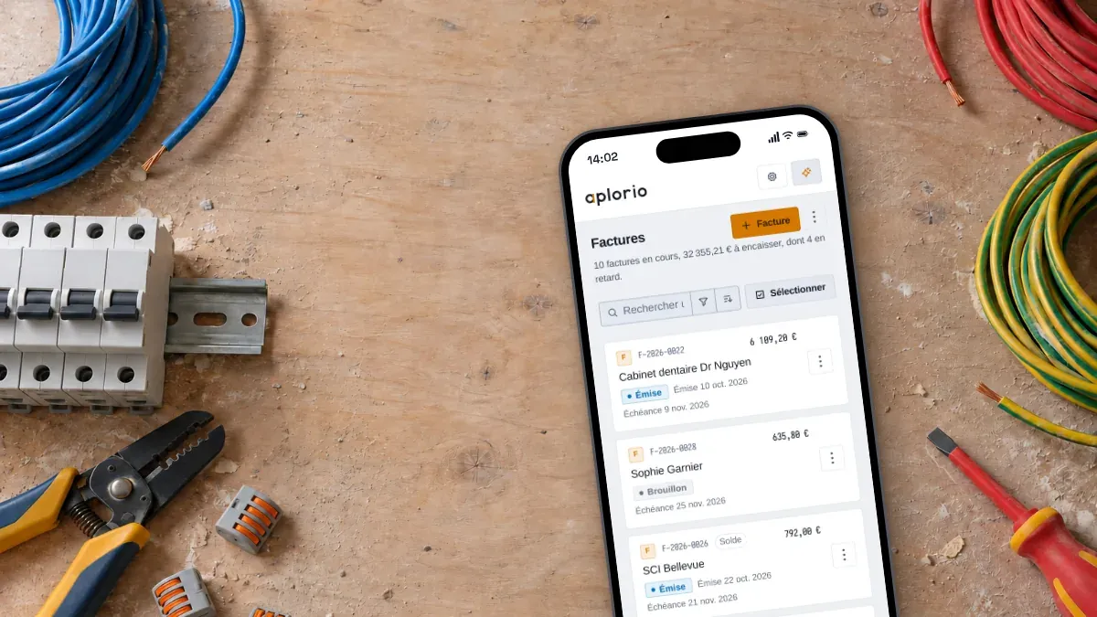 Entre les couronnes de câble et les disjoncteurs, un téléphone ouvert sur les factures Aplorio.