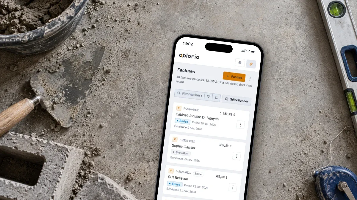 Sur la dalle, entre la truelle et les parpaings, un téléphone ouvert sur les factures Aplorio.