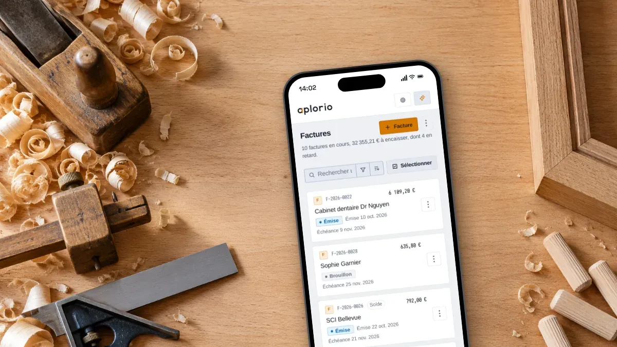 Sur l’établi du menuisier, entre le rabot et un angle de fenêtre, un téléphone ouvert sur les factures Aplorio.