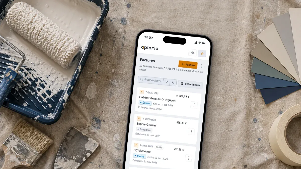 Sur la bâche, entre le rouleau et le nuancier, un téléphone ouvert sur les factures Aplorio.