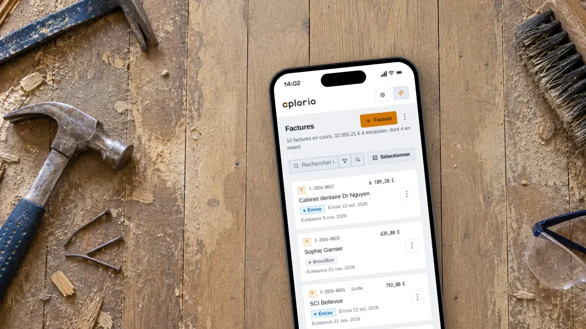 Sur un vieux parquet décapé, entre le marteau et le pied-de-biche, un téléphone ouvert sur les factures Aplorio.